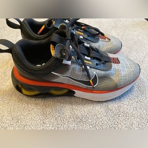 Kids Nike AIR MAX size 4, used in good condition